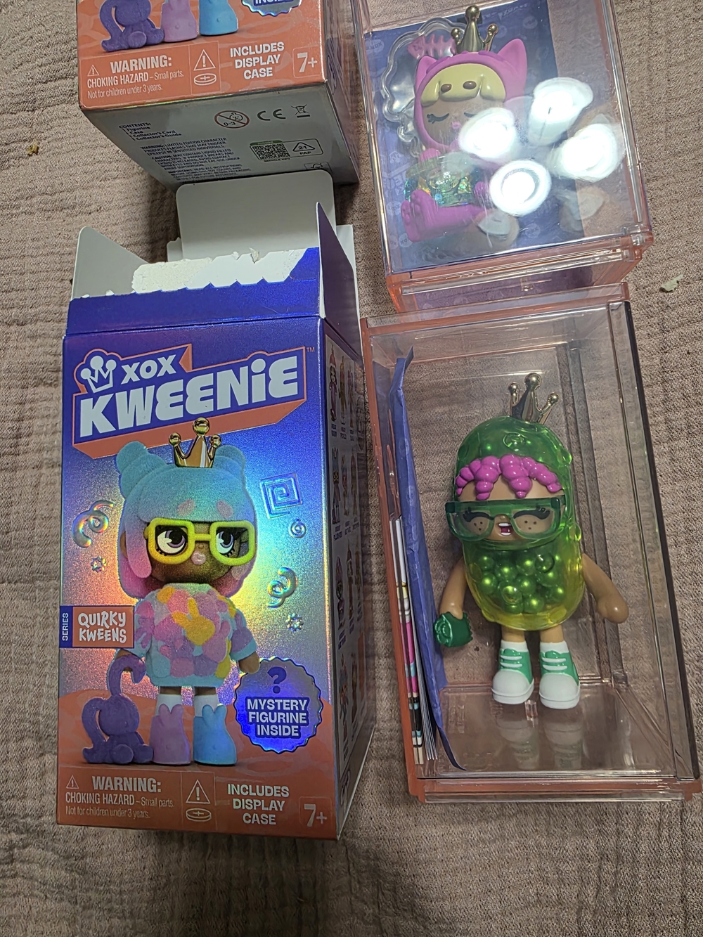 2 - XOX Kweenie Collectible Vinyl Figures - Pink & Green - Picture 4 of 5